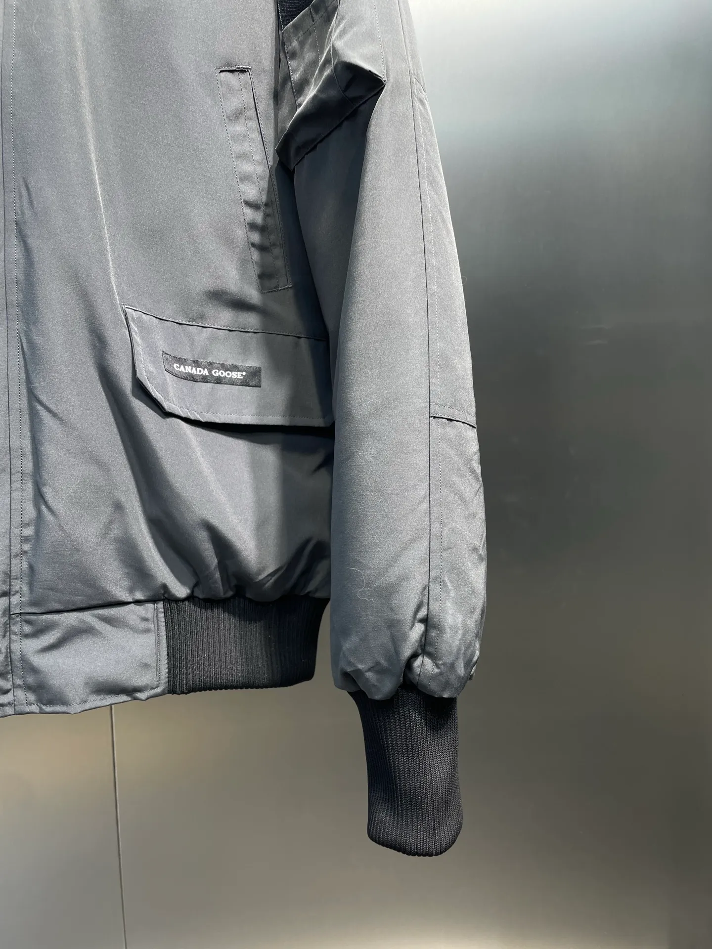 P780 high-end version Canada Goose Canada Goose #Chilliwack 7999M bomber jacket short down jacket/01 model #Men and Women Same Style# ➖ Genuine synchronous anti-counterfeiting chip sensor! ➖ Imported 21S polyester-cotton blended original fabric [last year’s 16S/18S hard fabrics have been completely eliminated, this year all use 21S genuine synchronous fabrics, the soft mid-strap feels delicate and textured], genuine synchronous Feather-Light 10D waterproof coating fabric, made of 84.5 polyester fiber and 15.5 cotton, 100% the best feel in the entire network! ➖ The genuine official website is synchronized with the national standard 80 white duck down, you can check the official website customer service, there will never be a series of misleading claims such as 90 down or goose down! ➖ Using the best nylon lining with double double-layer sealing design, velvet-proof No. 7 needle + grid-filled down ready-made garments, there is 100% no so-called velvet running! ➖ The cuffs are designed with thickened seamless threads, and the collar and pockets are lined with top-quality polar fleece to keep you warm and comfortable! ➖ Yoshida YKK provides original custom-made electroplated sliders. YKK two-way lockable zippers are tight and smooth and will not peel off paint! ➖ 3M composite guarantees that the Velcro is the same as the original, durable, and all accessories and hardware are custom-made! ➖ Imported BEHRINGER embroidery machine to customize the 10,000-needle embroidery logo, 98% of which can be reproduced to restore the original logo. You can check and compare on the official website! ➖ The fur collars are all made of large pieces of Western Canadian blue wolf hide, ensuring that each fur collar is 13-15cm wide!   Size:XS-XXL